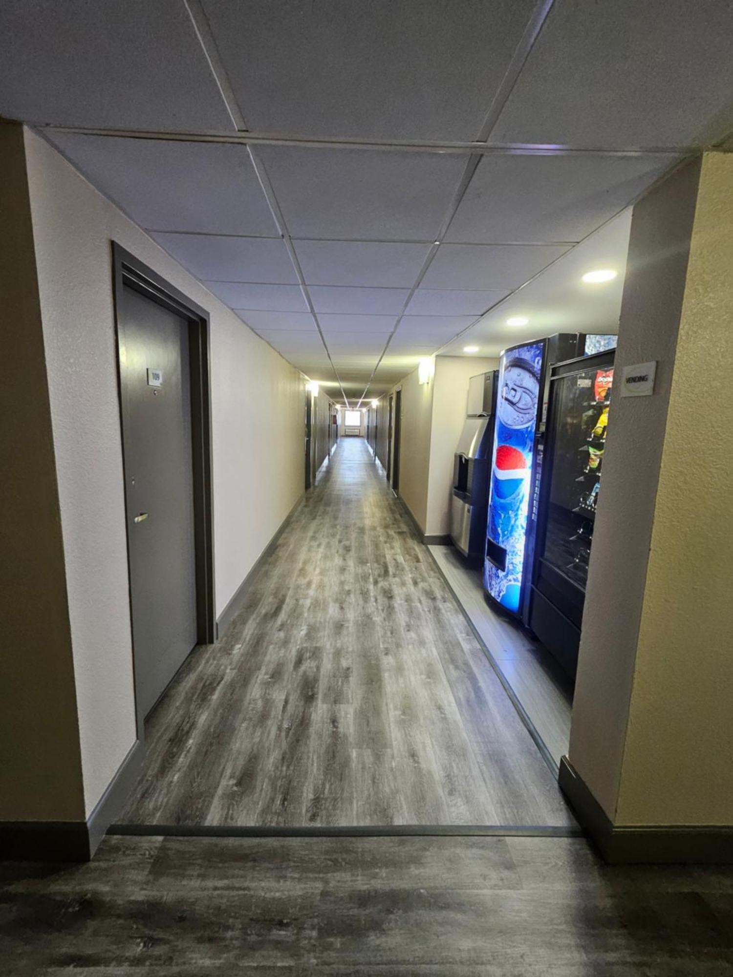 Super 8 By Wyndham Buffalo Bagian luar foto